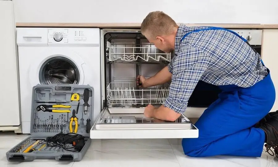 Nallıhan Luxell servisi teknisyen ekibi beyaz eşya tamiri yaparken